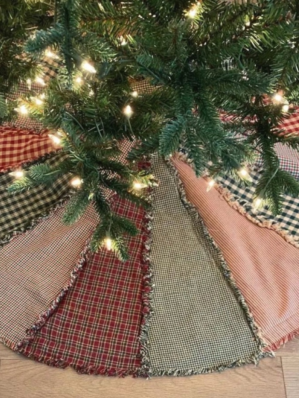 Classic Patchwork Holiday Tree Skirt – Red, Green, Tan